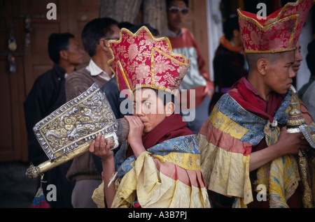 INDIA Asia del Sud Ladakh musica giovane buddista tibetano lama giocando il Shankh o conchiglia avvisatore acustico Foto Stock