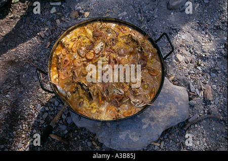 Spagna andalusia Pot alimentare di paella Andalusia la cottura del riso su un fuoco aperto in una grande padella Foto Stock