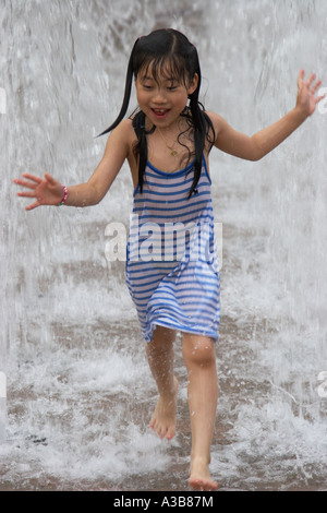 Ragazza Divertirsi a Fontana Foto Stock