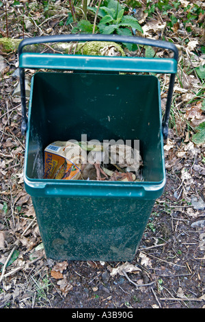 Il compost bin piccolo portatile pattumiera con coperchio aperto che mostrano contenuti Foto Stock