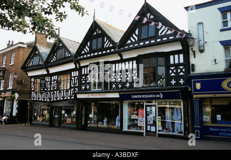 NANTWICH CHESHIRE REGNO UNITO agosto alcuni dei tipici Cheshire in bianco e nero graticcio edifici nel centro di questa città storica Foto Stock