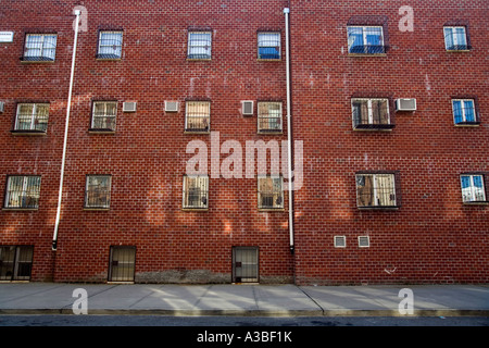 Windows e condizionatori di aria sul lato di un edificio. Foto Stock