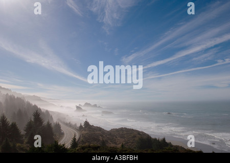 Spiaggia Mare pile e Autostrada 101 su una mattinata nebbiosa a Capo Sebastian membro Scenic corridoio del southern Oregon Coast Foto Stock