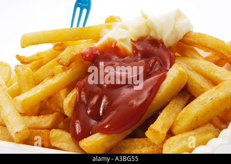 Patate fritte con la maionese e ketchup Foto Stock
