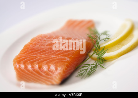 Salmone e limone con aneto su piastra Foto Stock