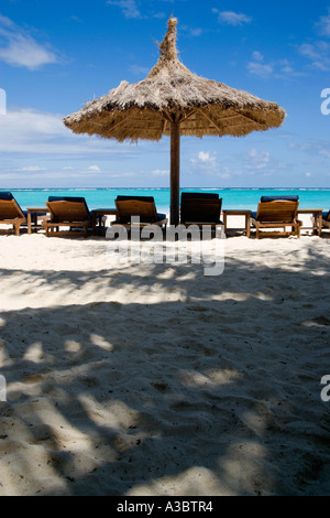 WEST INDIES Caraibi St Vincent e Grenadine Canouan Island Godahl spiaggia al Raffles Hotel Resort. Palapa con tetto in paglia pantina parasole Foto Stock