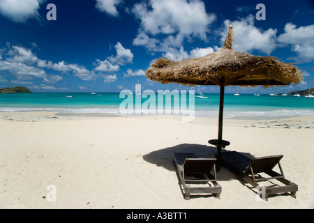 WEST INDIES Caraibi St Vincent e Grenadine Canouan Island Tamarind Beach Hotel di Charles Bay. Palapa con tetto in paglia pantina parasole Foto Stock