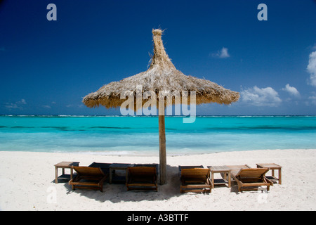 WEST INDIES Caraibi St Vincent e Grenadine Canouan Island Godahl spiaggia al Raffles Hotel Resort. Palapa con tetto in paglia pantina parasole Foto Stock