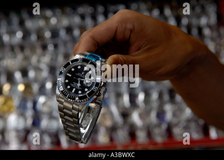 Uomo che vende falso designer orologi marchio mercato strada Ubud, Isola di Bali in Indonesia Sud-est asiatico 2006 2000s HOMER SYKES Foto Stock
