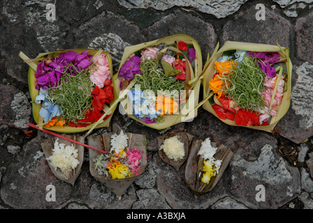Canang sari è un'offerta religiosa quotidiana fatta da indù balinesi per ringraziare il Sang Hyang Widhi Wasa in lode e preghiera Bali Indonesia 2006 2000 Foto Stock