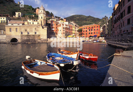 Italia Liguria Cinque Terre Vernazza piccola barca da pesca città di vigneti in collina Foto Stock