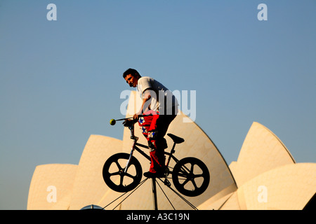 Una strada artista acrobatico intrattiene folle a Circular Quay di Sydney Australia Foto Stock