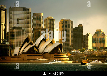 Tramonto sul Sydney Opera House con alle spalle la città Foto Stock