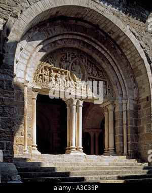 Xii secolo porta di ingresso alla chiesa di St Peter, Carennac, Quercy, Francia Foto Stock