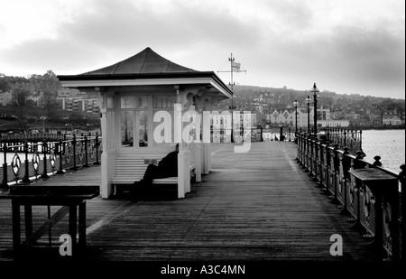 Un pomeriggio invernale sul molo a Swanage Foto Stock