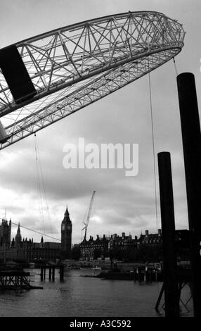 Londra Inghilterra REGNO UNITO millennium ruota essendo state edificate in bianco e nero Foto Stock