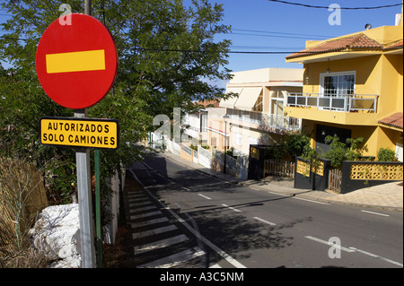 Rosso e giallo bar nessuna voce circolare segno del traffico solo con autocarri autorizzati giallo segno rettangolare in spagnolo Foto Stock
