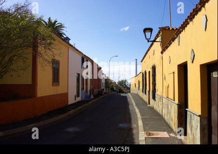 Strada stretta dei tradizionali e moderni edifici di riproduzione tacoronte Tenerife Isole Canarie Spagna Foto Stock