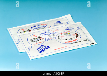Salva-un-Flush dispositivi per il risparmio di acqua per cassetta idrosanitaria Foto Stock