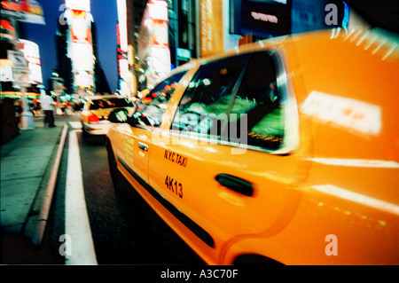 Il servizio taxi notturno in Times Square a New York City, Stati Uniti d'America Foto Stock