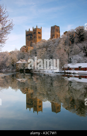 La Cattedrale di Durham riflette ancora in un fiume con la neve Foto Stock