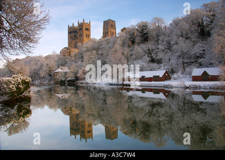 La Cattedrale di Durham riflette ancora in un fiume con la neve Foto Stock