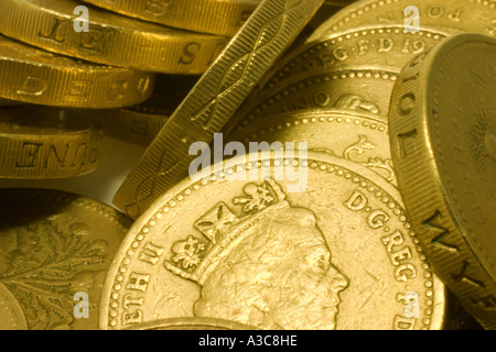 Pila di British pound monete Foto Stock