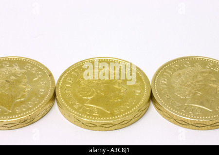 Linea di tre British pound monete Foto Stock