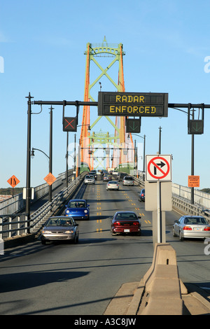 Angus L. Macdonald Bridge, Halifax, Nova Scotia, Canada, coprendo il porto di Halifax Foto Stock