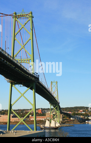 Angus L. Macdonald Bridge, Halifax, Nova Scotia, Canada, coprendo il porto di Halifax Foto Stock