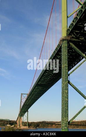 Angus L. Macdonald Bridge, Halifax, Nova Scotia, Canada, coprendo il porto di Halifax Foto Stock