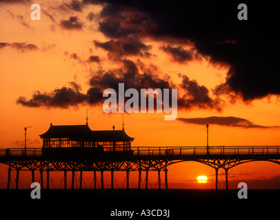 St.Anne's pier; lancashire; Inghilterra; uk ;tramonto con nuvole drammatico Foto Stock