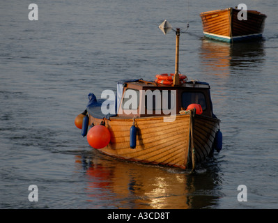 Clinker tradizionale costruito barche ancorate nel fiume Ax su una bella serata Axmouth Devon England Regno Unito 09 Settembre 2006 Foto Stock