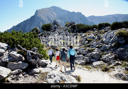 Gli escursionisti sulla parte superiore delle Alpi Bavaresi vicino Obersalzberg collina vicino a Berchtesgaden Germania Foto Stock