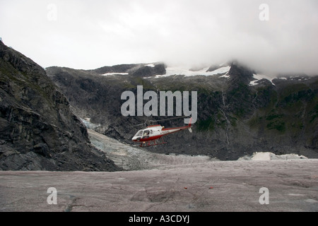 Elicottero turistico di atterraggio su Mendenhall Glacier in Alaska Foto Stock