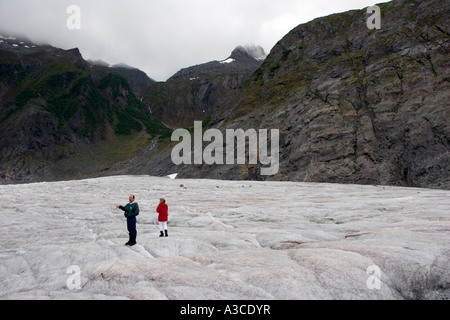 Due turisti, maschio e femmina ad esplorare il Mendenhall Glacier; Alaska;USA Foto Stock