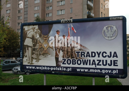 Esercito Polacco affissioni campagna pubblicitaria con il segno "tradizione" obbligato a Varsavia, Polonia Foto Stock