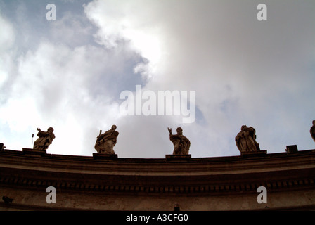 Un stagliano fila di statue di santi in Piazza San Pietro Roma Italia Foto Stock