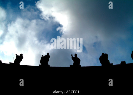 Un stagliano fila di statue di santi in Piazza San Pietro Roma Italia Foto Stock