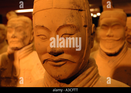 Replica della figura cinese dal cinese famoso esercito di terracotta di Qinshi Huang dig imperatore in mostra a Varsavia, Polonia Foto Stock