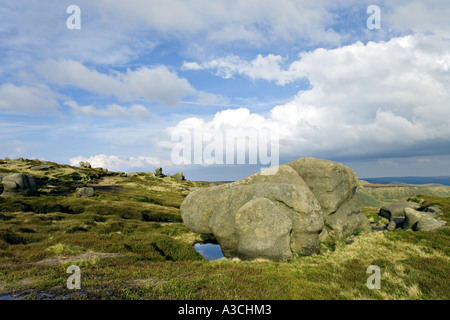 "Kinder Scout' Mountain Summit e 'l' Woolpacks eroso Gritstone formazioni rocciose, 'Il Peak District' Derbyshire England Regno Unito Foto Stock