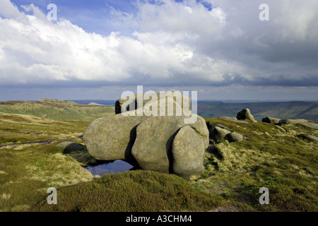 "Kinder Scout' Mountain Summit e 'l' Woolpacks eroso Gritstone formazioni rocciose, 'Il Peak District' Derbyshire England Regno Unito Foto Stock