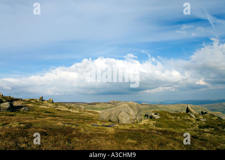 "Kinder Scout' Mountain Summit e 'l' Woolpacks eroso Gritstone formazioni rocciose, 'Il Peak District' Derbyshire England Regno Unito Foto Stock