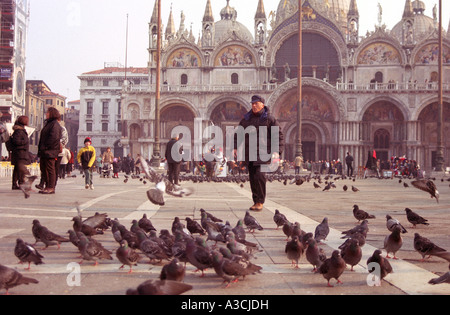San Marco Piazza San Marco a Venezia affollata con piccioni il Palazzo dei Dogi in background Foto Stock