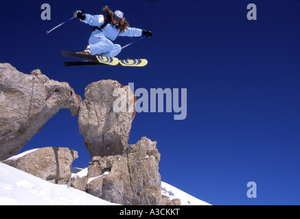 Sciatore femmina saltando da una roccia, Francia, Alpi Foto Stock