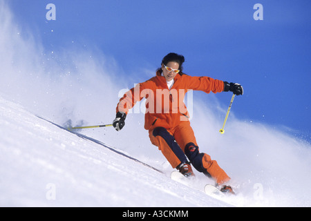 Sciatore femmina racing in discesa, Austria, Alpi Foto Stock