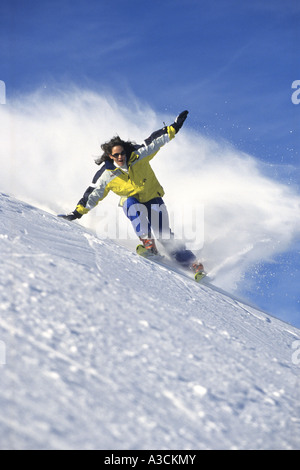 Sciatore femmina racing in discesa, Austria, Alpi Foto Stock