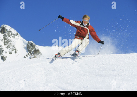 Sciatore femmina racing in discesa, Austria, Alpi Foto Stock