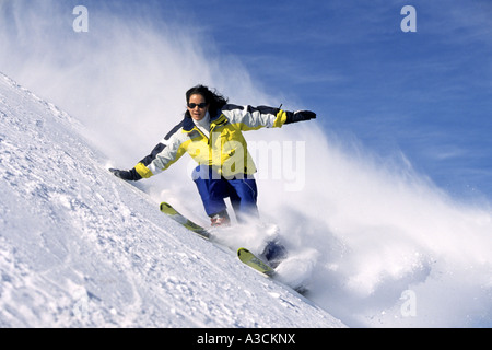 Sciatore femmina racing in discesa, Austria, Alpi Foto Stock