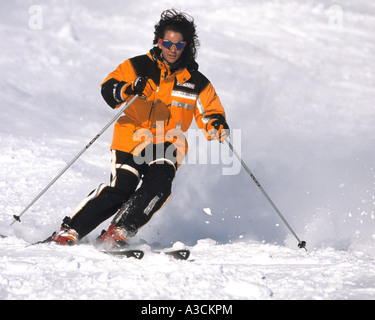 Sciatore femmina racing in discesa, Austria, Alpi Foto Stock